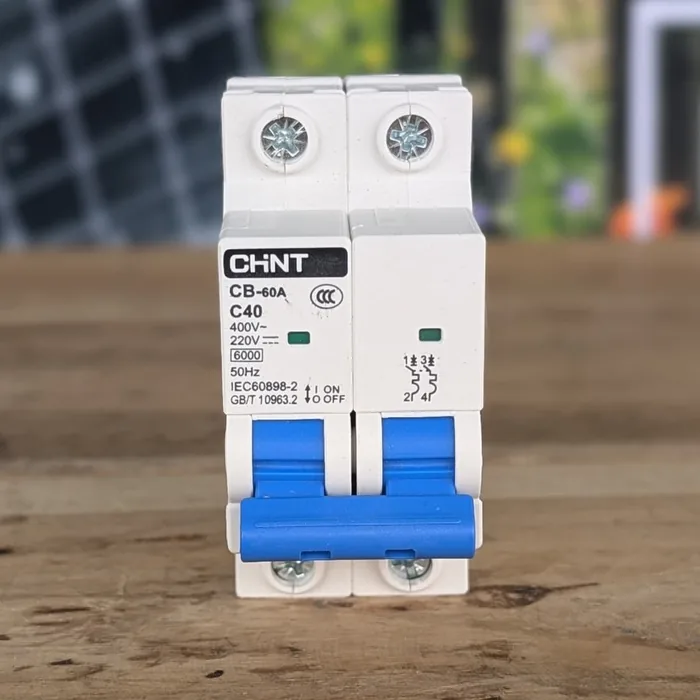 Breaker Termomagnético CHINT 40A DC 2P — vista 2
